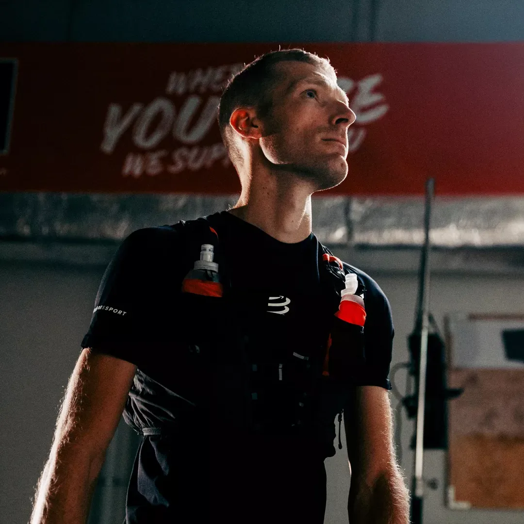 Athlète Compressport en tenue de trail, dans le laboratoire de tests de la marque