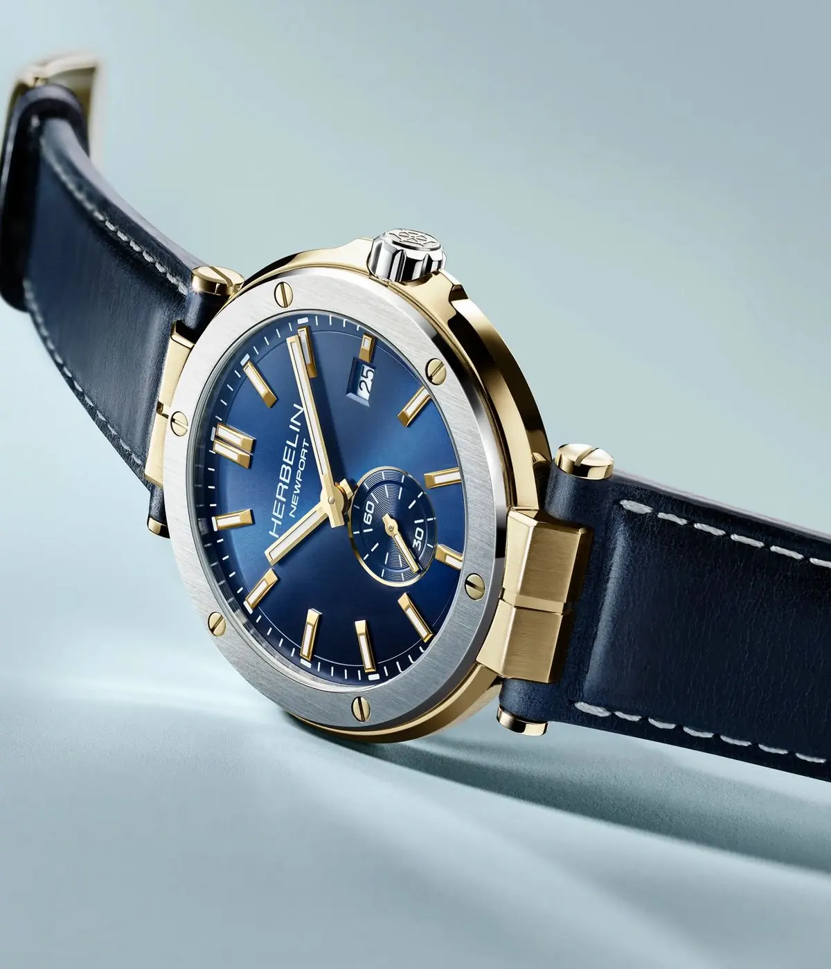 Montre Herbelin à cadran bleu et boîtier doré sur bracelet cuir bleu